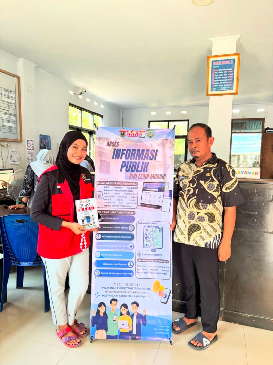 Dukung Keterbukaan Informasi, Mahasiswa KKN-T UNHAS 116 Serahkan Banner dan Buku Saku ke Kelurahan Adatongeng