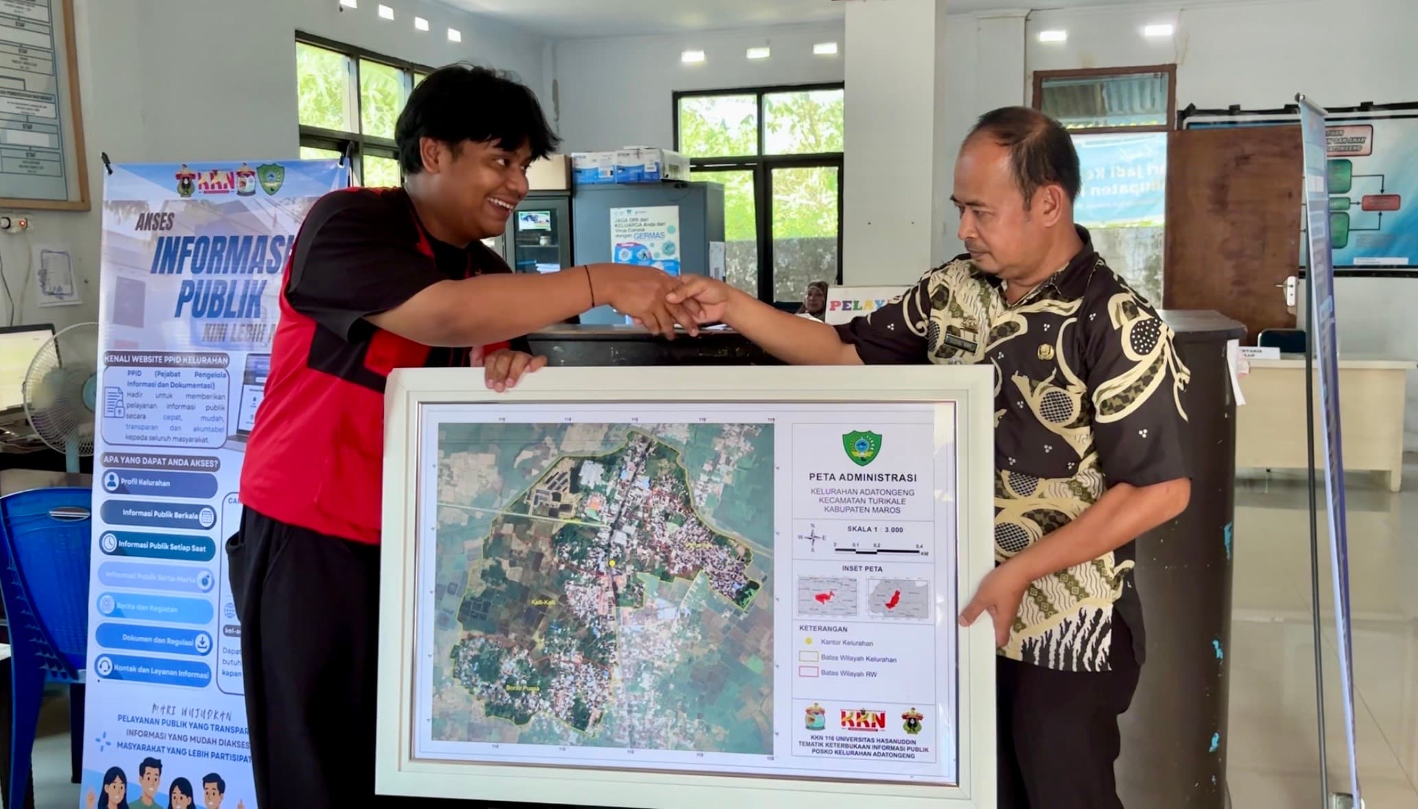 Mahasiswa KKN 116 Unhas Serahkan Peta Administrasi kepada Kelurahan Adatongeng